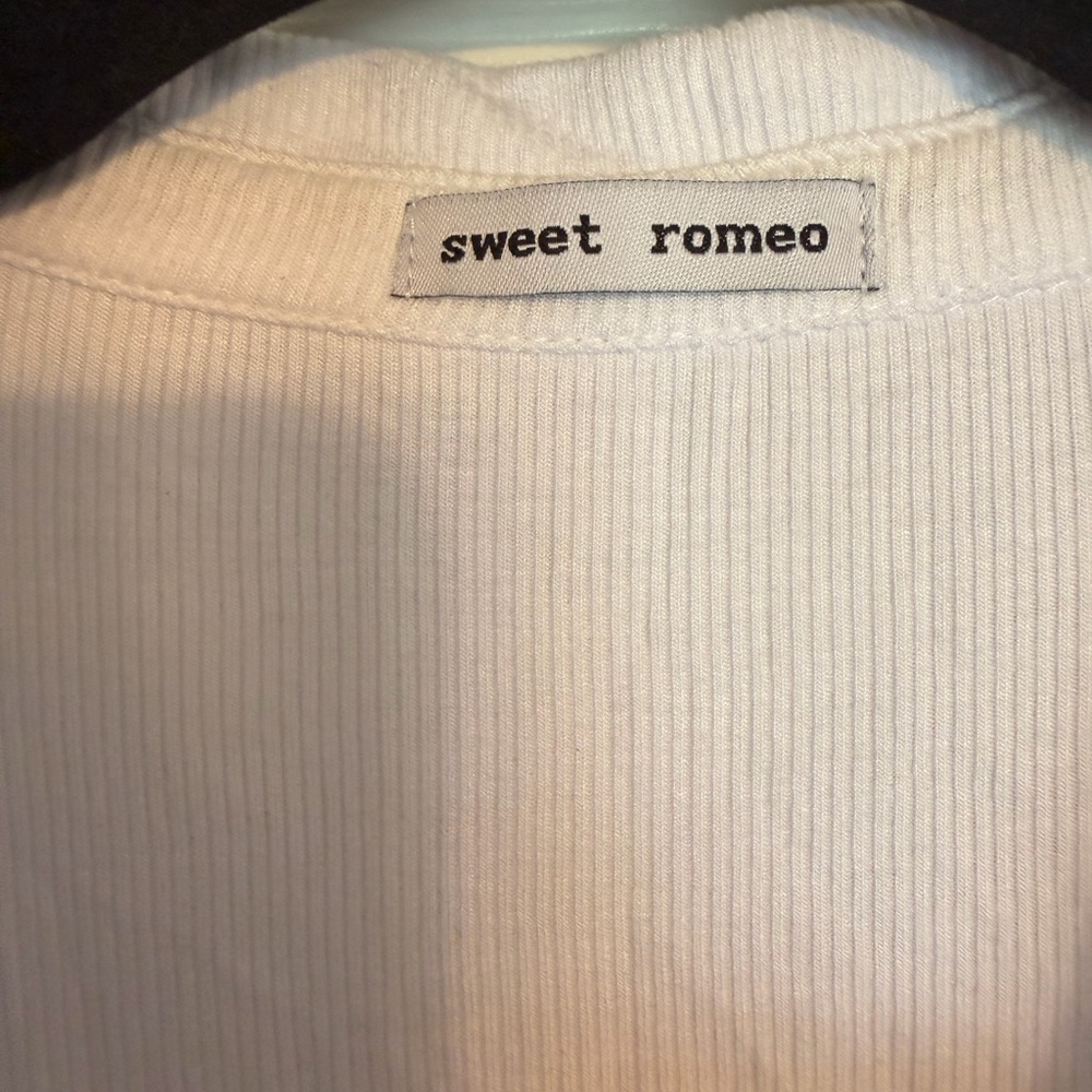 Sweet Romeo White Sleeveless Collared Tank - Picture 3 of 3
